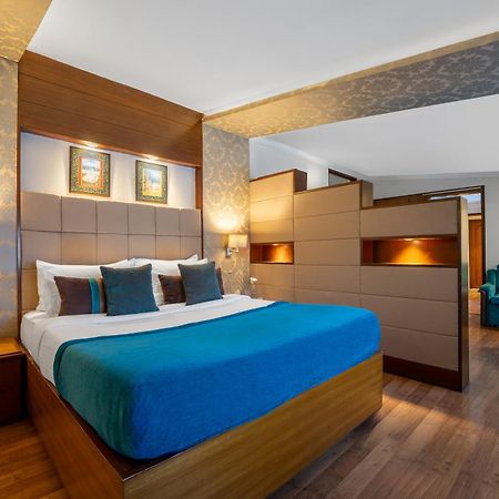 The Astor Hotel Колката Екстериор снимка