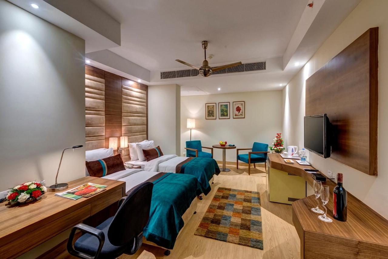 The Astor Hotel Колката Екстериор снимка
