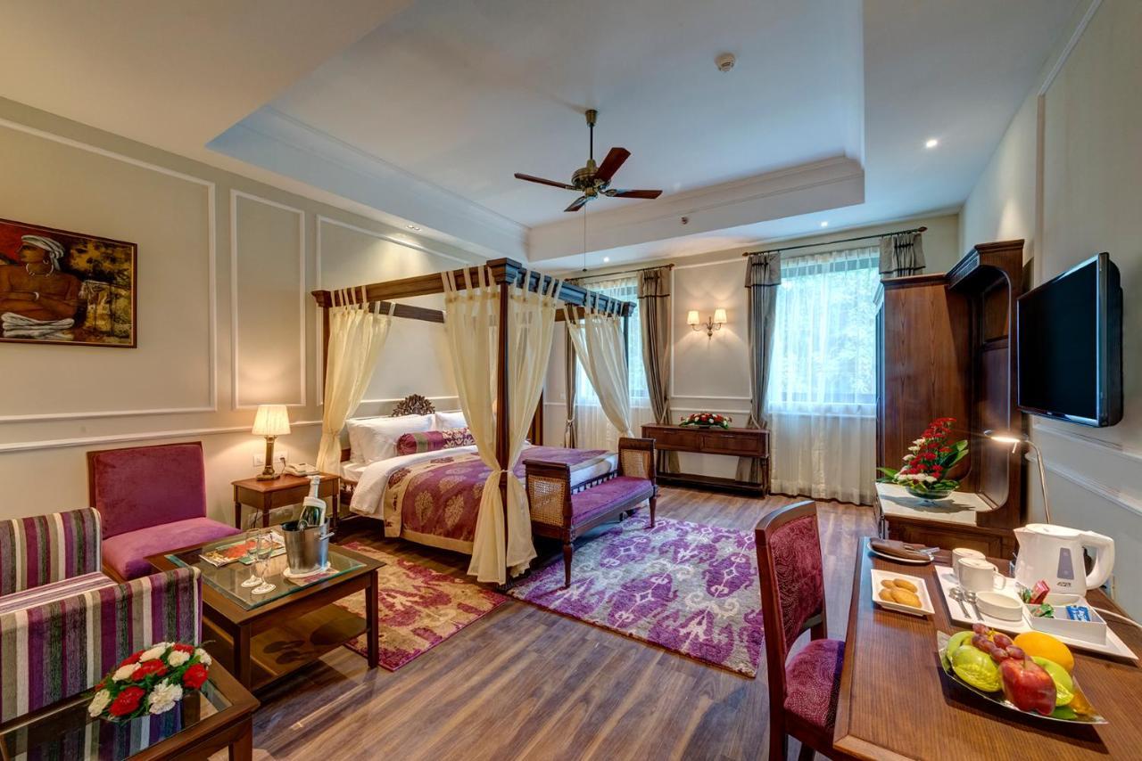 The Astor Hotel Колката Екстериор снимка