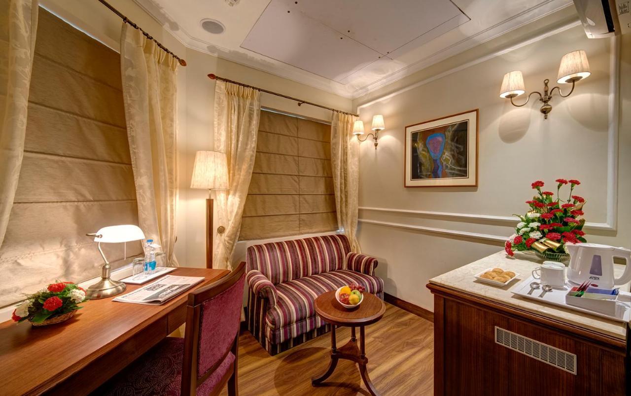 The Astor Hotel Колката Екстериор снимка