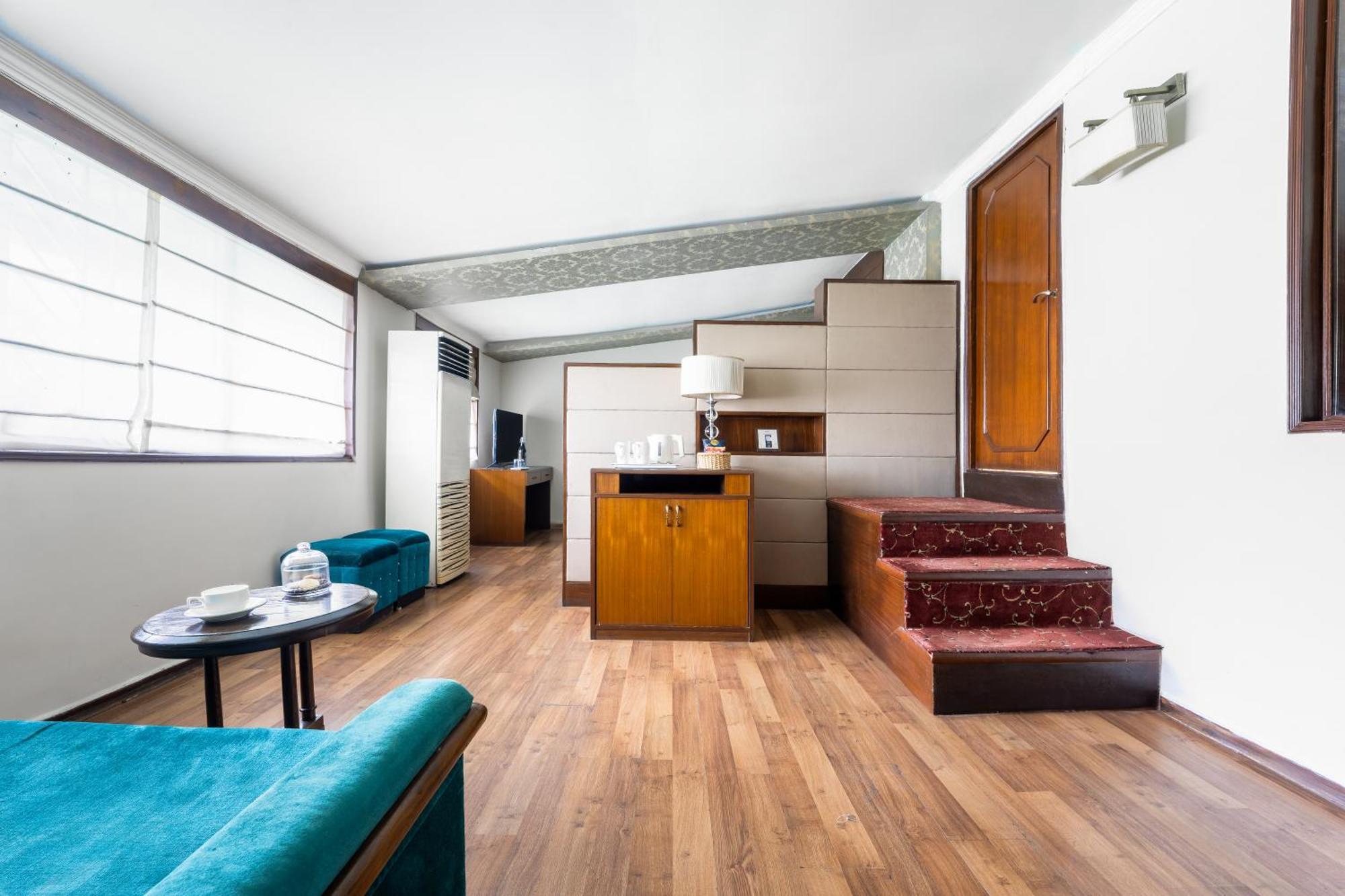 The Astor Hotel Колката Екстериор снимка