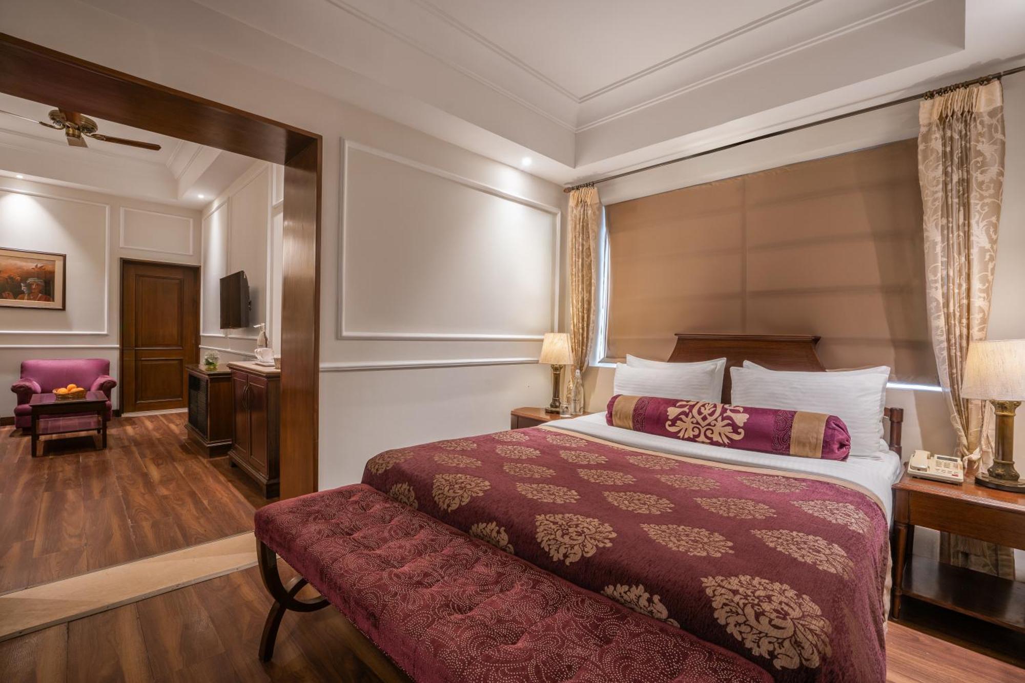 The Astor Hotel Колката Екстериор снимка