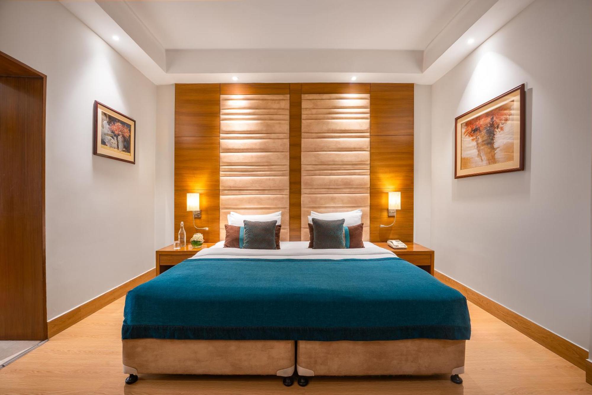 The Astor Hotel Колката Екстериор снимка
