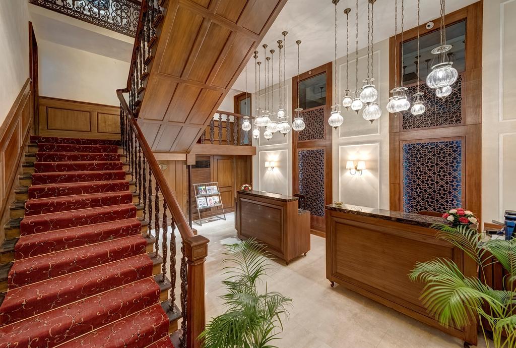 The Astor Hotel Колката Екстериор снимка