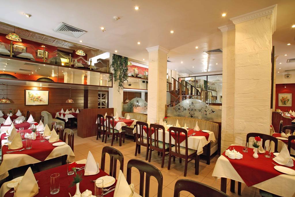 The Astor Hotel Колката Екстериор снимка
