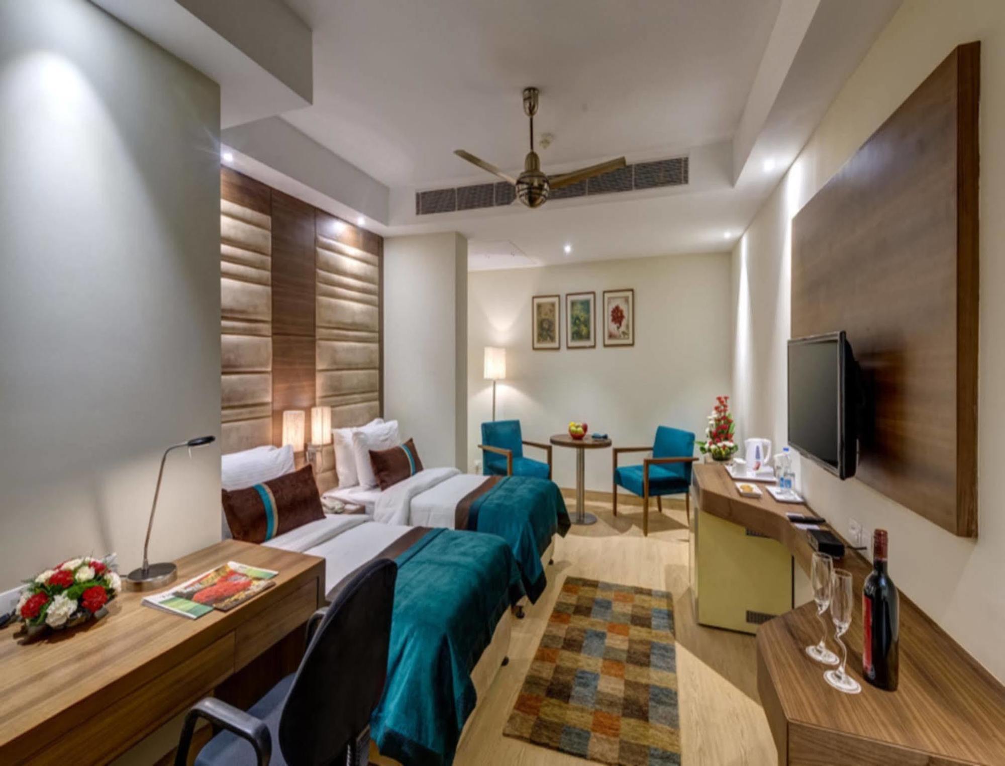 The Astor Hotel Колката Екстериор снимка