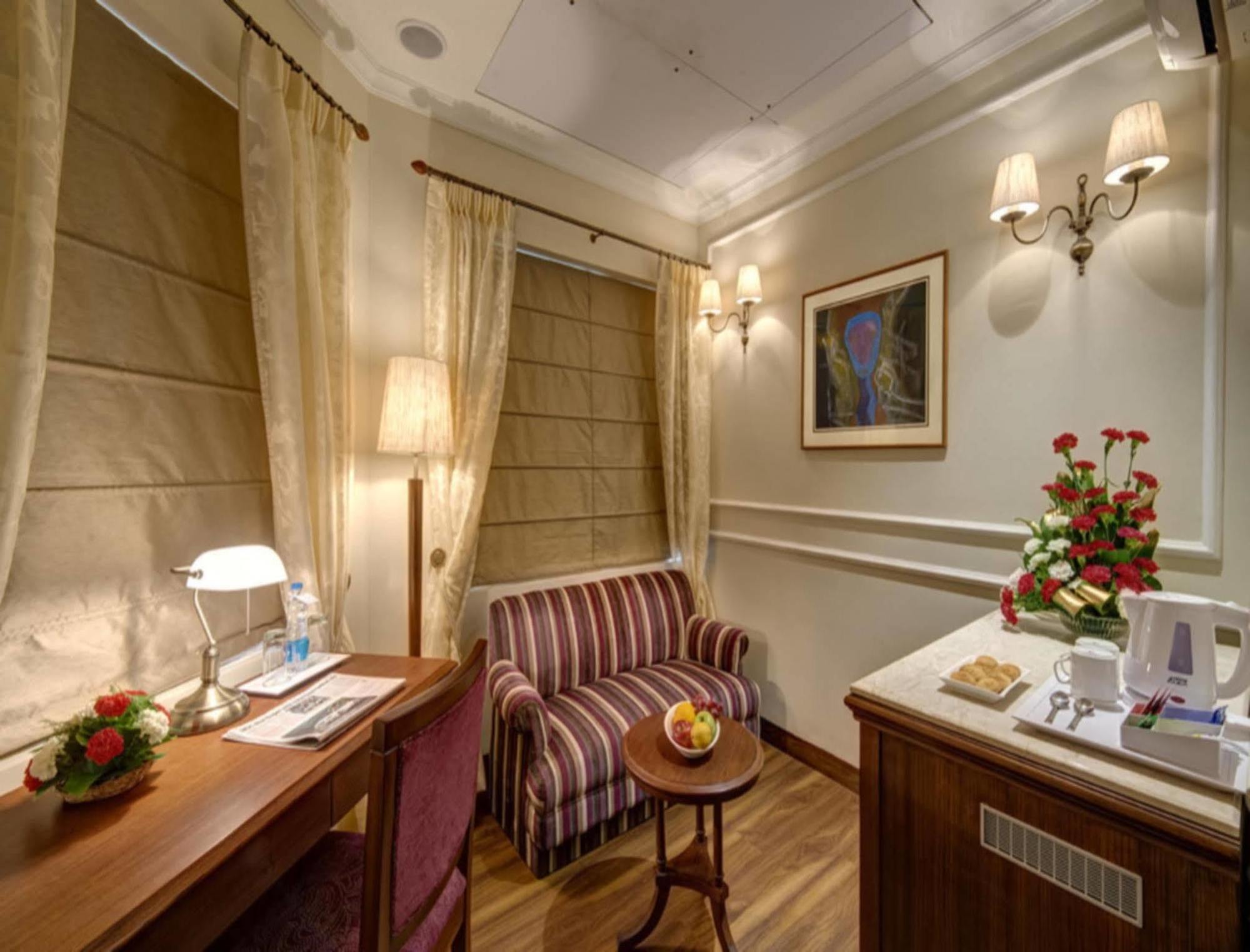 The Astor Hotel Колката Екстериор снимка